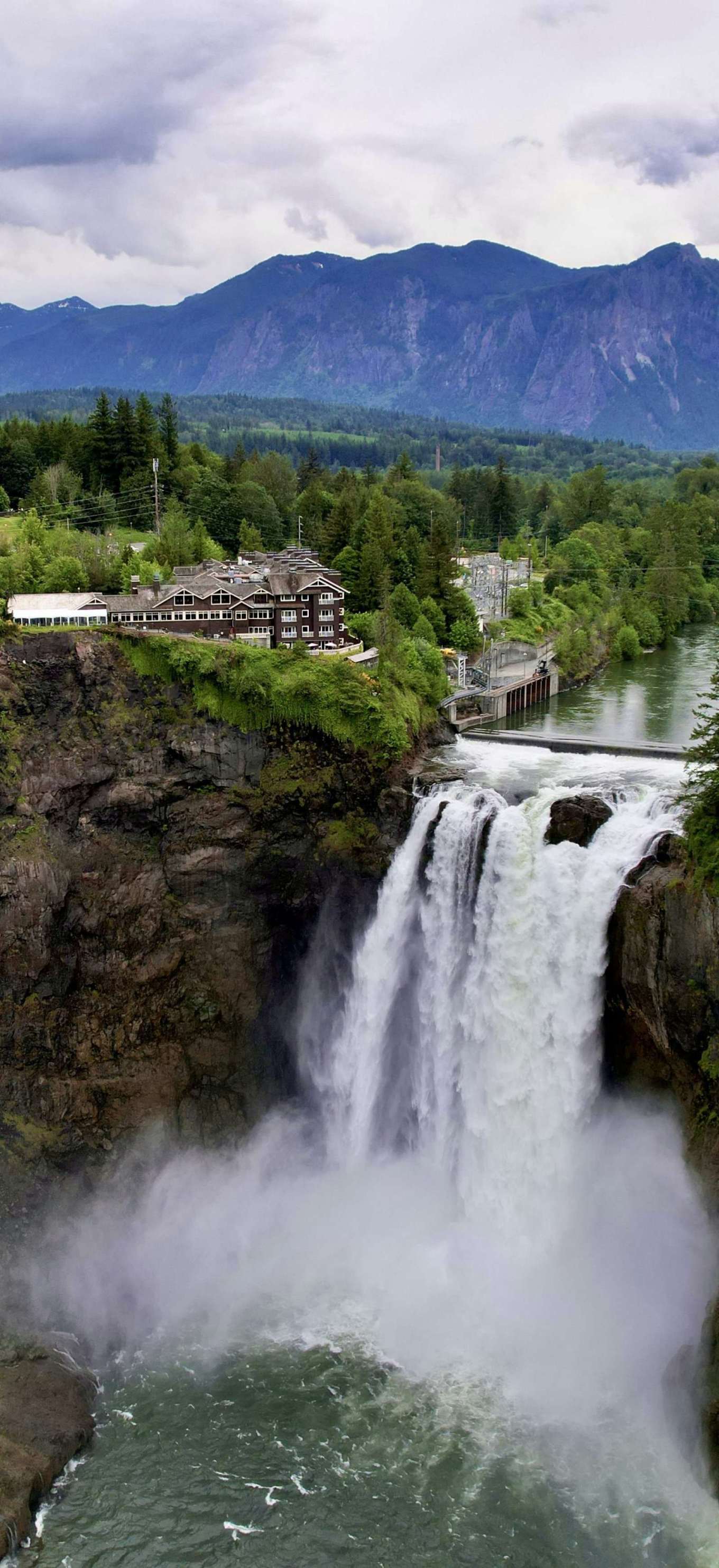 Snoqualmie Falls with the lodge above the gorge